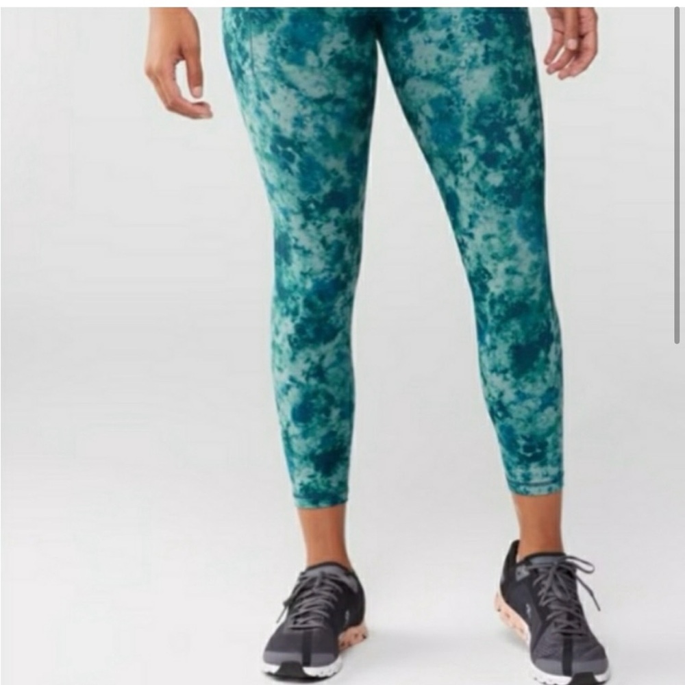 Athleta Salutation Stash Pocket II Printed 7/8 Tight, L (Floral Tie Dye Blue)